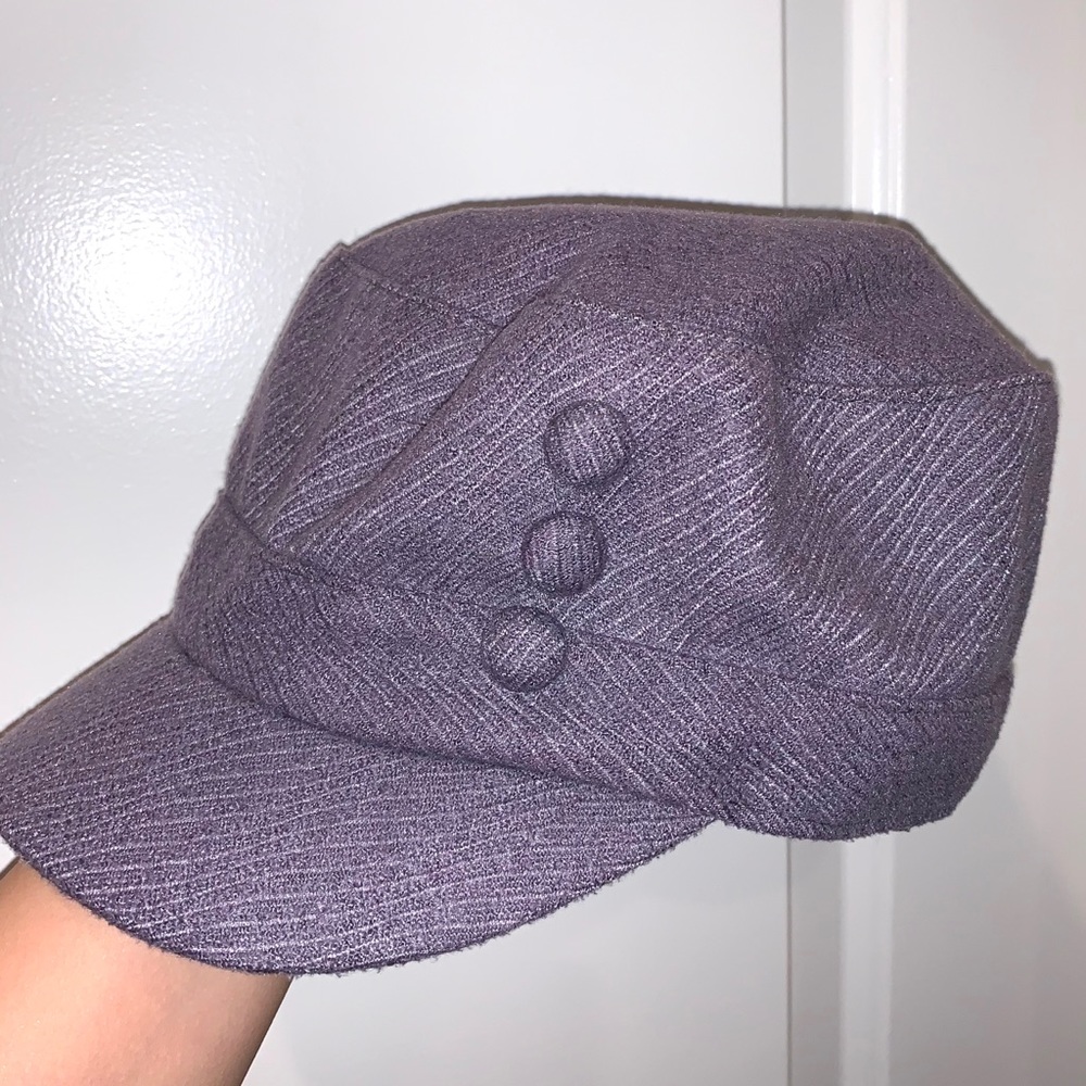 Gray Newsboy Style Bill Fiddler Cap Button Detail